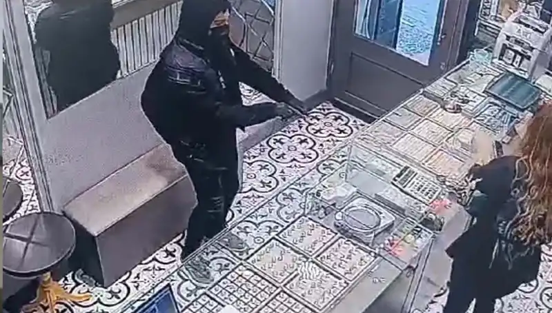 Soygun Girişiminin Komik Sonucu: Dolaba Takılan Suçlular