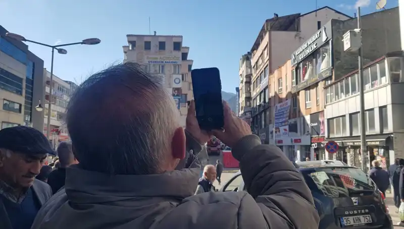 Çatıya Çıkan Kişiyi Görmek İçin Yarışan Kalabalık: O Anlar Kamera Kaydında!