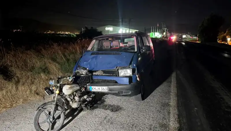 Söke'de Minibüs ve Motosiklet Çarpıştı: 3 Yaralı Hastaneye Kaldırıldı