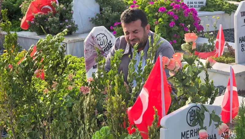 Deprem Şehitliğinde Bayram Coşkusu ve Hüzün Bir Arada Yaşandı