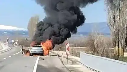Kütahya'da Seyir Halindeki Otomobilin Alev Alev Yanışı İhbarlara Sebep Oldu