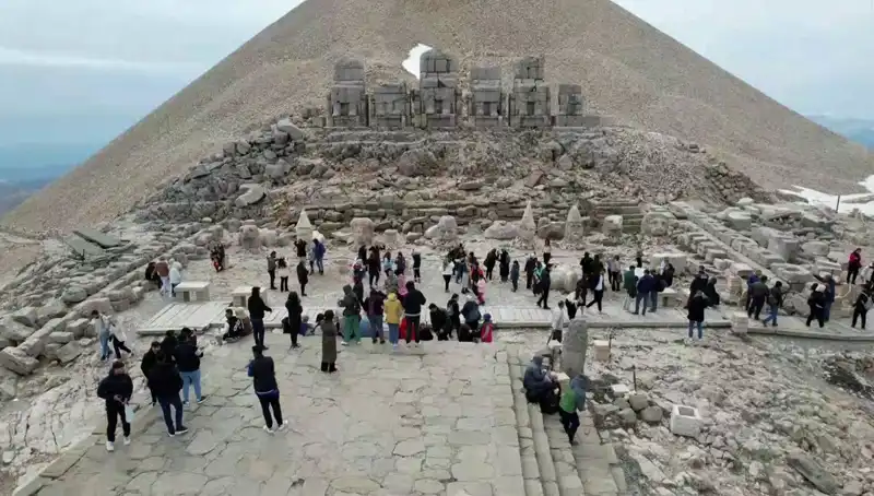 Bayramda Nemrut Dağı’nın Güzellikleri Ziyaretçileri Büyüledi