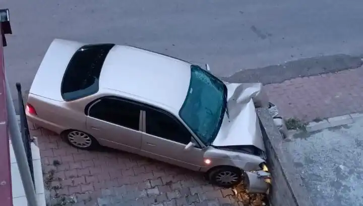 Kontrol Arızası: Araç Duvara Çarparak Kaza Yaptı