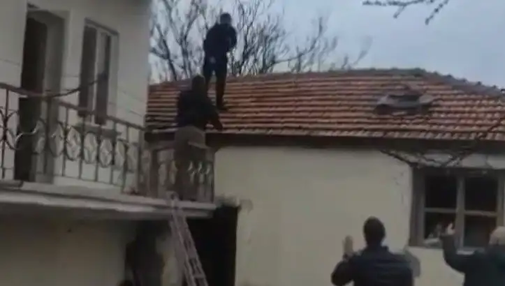 Polis Operasyonu: Çatıda Kıstırılan Şüphelinin Direnişi