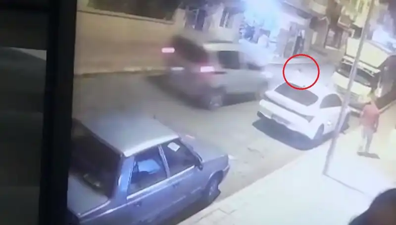 Yolda Aniden Ortaya Çıkan Çocuğa Araç Çarptı: Korkutan Anlar