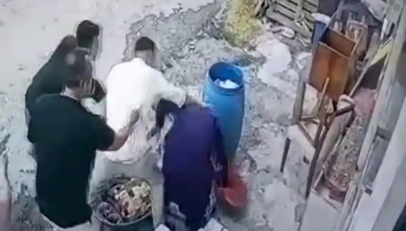 Başakşehir'de Baba ve Oğulun Cadde Ortasında Kadını Darbetmesi Olayı