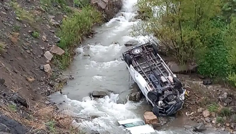Hakkari'de İşçi Taşıyan Minibüs Devrildi: Trajik Kaza Sonrası 5 Kişi Etkilendi