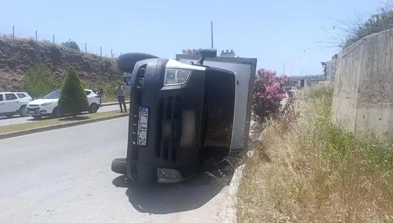 Hafif Ticari Araç Kamyoneti Devirince, Kaza Yerinde Şok Anlar Yaşandı!