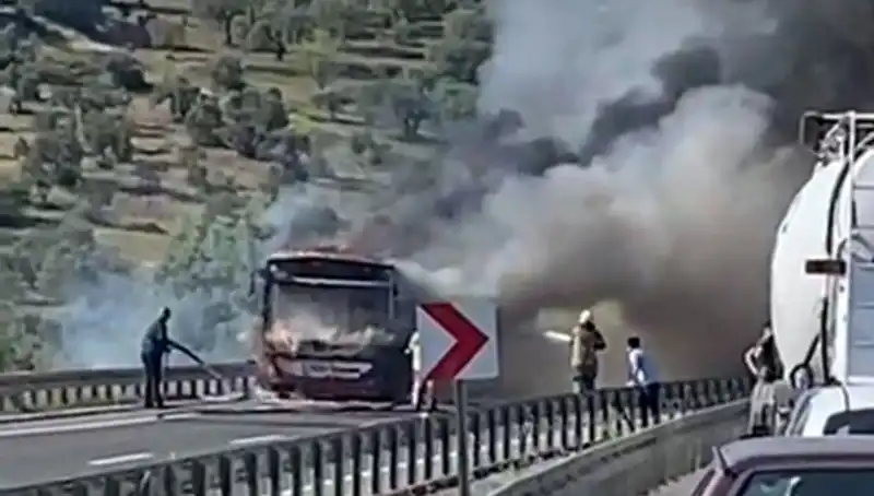 İzmir’de Belediye Otobüsü Alev Alev Yandı: Yolcular Kıl Payı Kurtuldu!