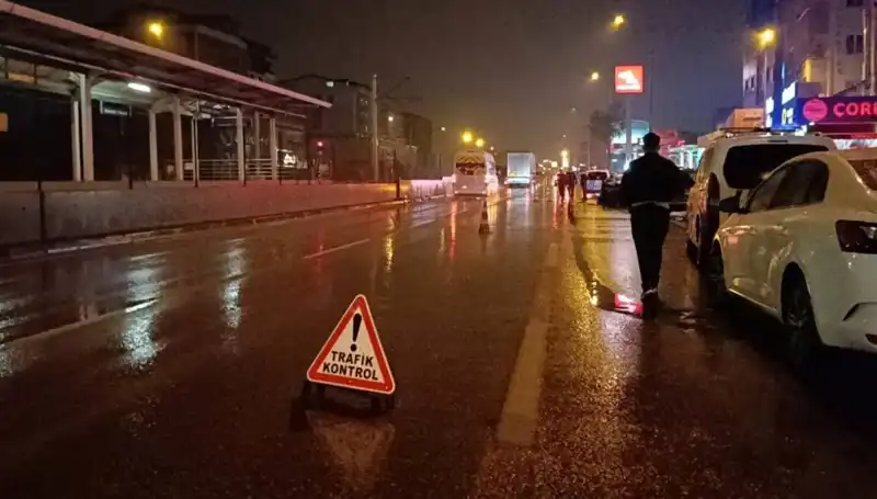 Bursa'da Kaza Anında Polis Aracına Çarpan Kamyonetin Tüyler Ürpertici Hikayesi