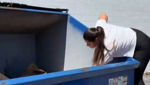 Alışverişi Terk Edip Çöp Karıştırarak İki Yılda 2 Milyon TL Kazandı!