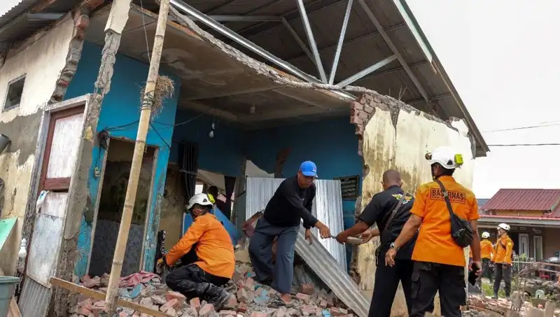 Endonezya'da Şiddetli Deprem: 5,7 Büyüklüğünde Sarsıntı, 8 Ev Yıkıldı