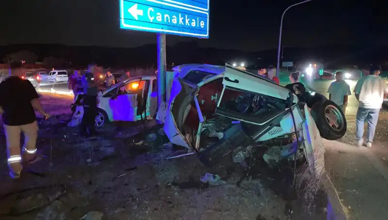 Çanakkale'de Feci Kaza: İki Otomobil Çarpıştı, Yaralılar Hastaneye Kaldırıldı