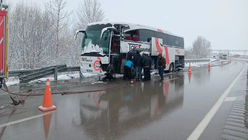 Sivas'ta Yolcu Otobüsleri Çarpıştı: Kaza Sonucu 6 Yaralı