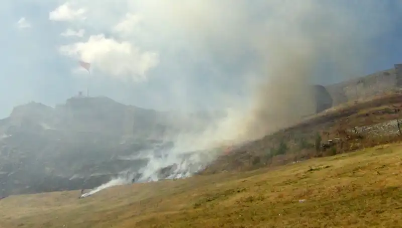 Kars Kalesi Eteklerinde Korkutan Anız Yangını: Son Gelişmeler
