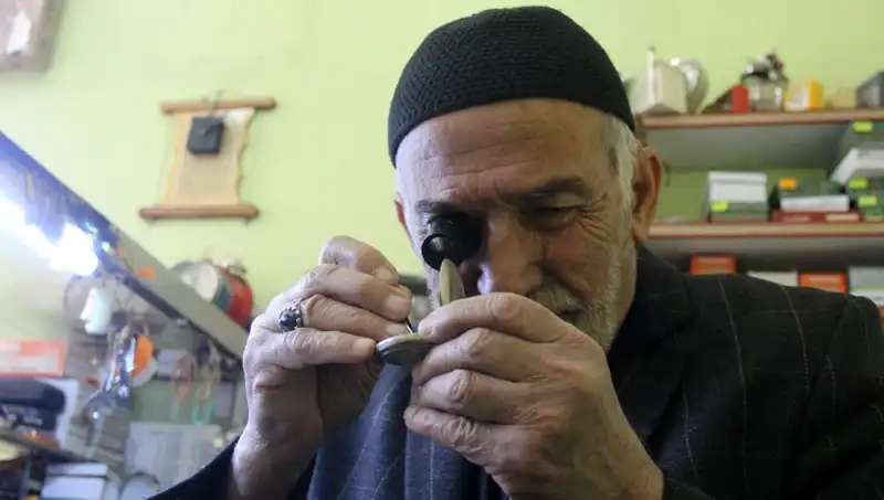 58 Yıldır Zamanın Durmaması İçin Çalışan Küçük Dükkanın Hikayesi