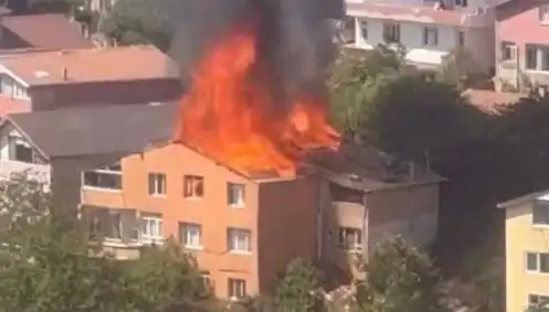 İstanbul'da Yangın Paniği: Dört Kişi Mahsur Kaldı, Kurtarma Çalışmaları Başladı