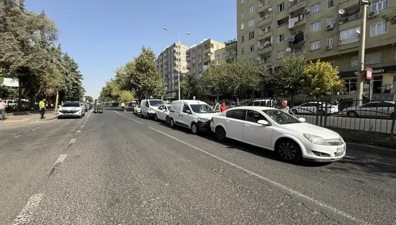 Diyarbakır'da Kaçınılmaz Kaza: 5 Araç Birbirine Girdi