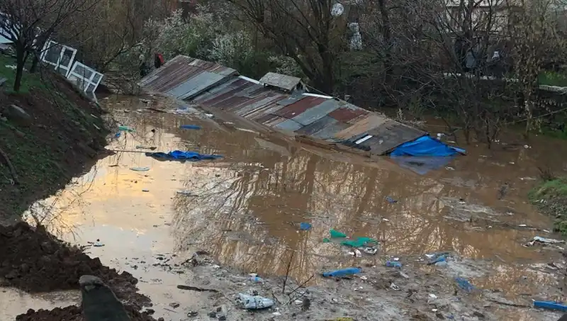 Bingöl’de Sağanak Yağış: Hayvan Ahırları Sularla Dolu