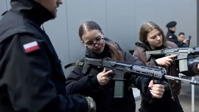 Polonya'da Siviller Askeri Eğitime Katılıyor: Savaş Hazırlıkları Hız Kazandı