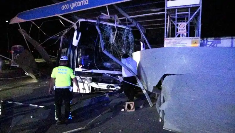 Otobüs Oto Yıkamaya Daldı: 8 Kişi Yaralandı, Olayın Seyri Değişti!