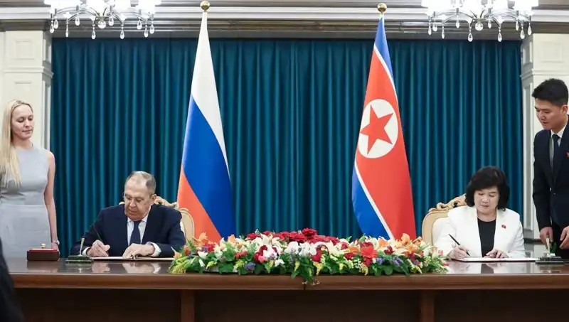 Lavrov ve Kuzey Kore Dışişleri Bakanı Arasındaki Görüşme İlişkileri Yeniden Canlandırabilir