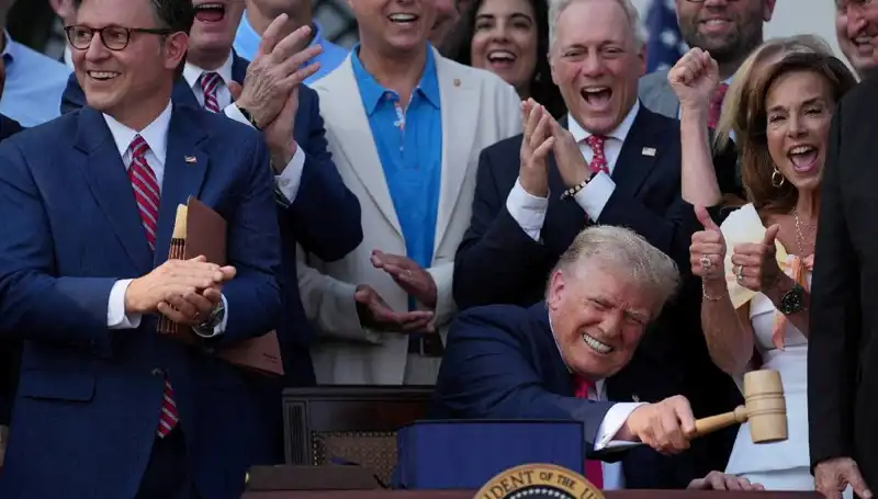 Trump, Kaosun Ardından "Büyük, Güzel Yasa Tasarısı"nı İmzaladı