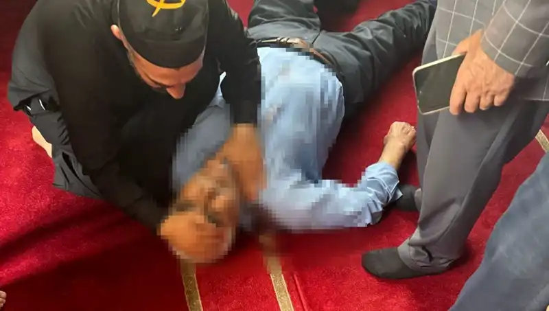 Camide Namaz Esnasında Bıçaklı Saldırı: Güvenlik Zafiyeti Mi?
