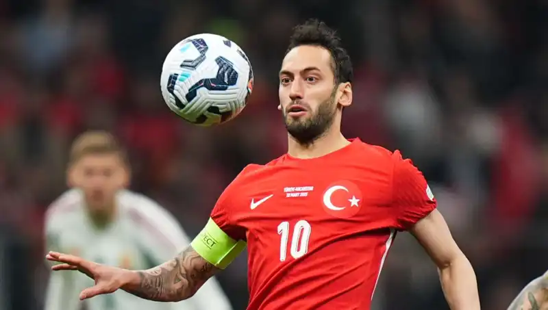 Fenerbahçe'nin Hakan Çalhanoğlu Teklifi: Mourinho'nun Israrı ve Ayrıntılar!