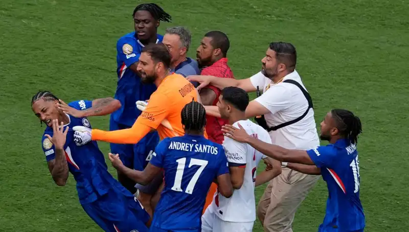 Dev Finalde Şok Anlar: Teknik Direktörden Futbolcuya Yumruk İddiası