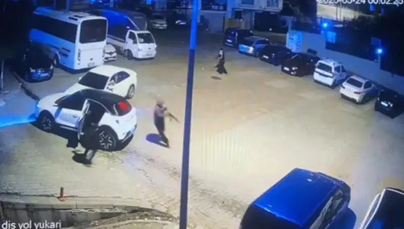 Kağıthane'de Kalaşnikovlu Saldırı: Maskeli Şok Soygunu Detayları!