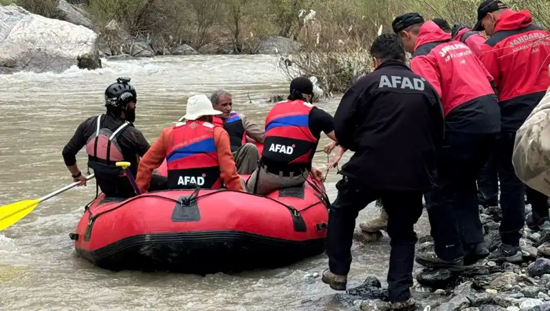 Zap Nehri Kenarında Mahsur Kalan 4 Kişi Kurtarıldı