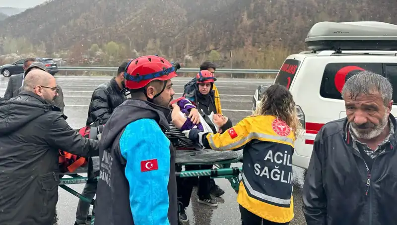 Otomobil İstinat Duvarına Çarptı: 5 Kişi Yaralandı, Olay Yerinde İnanılmaz Manzaralar