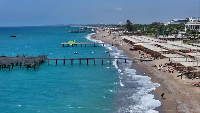 Antalya Sahilleri Güneşle Dolu: Tatilcilerin Tercihi Olmaya Devam Ediyor