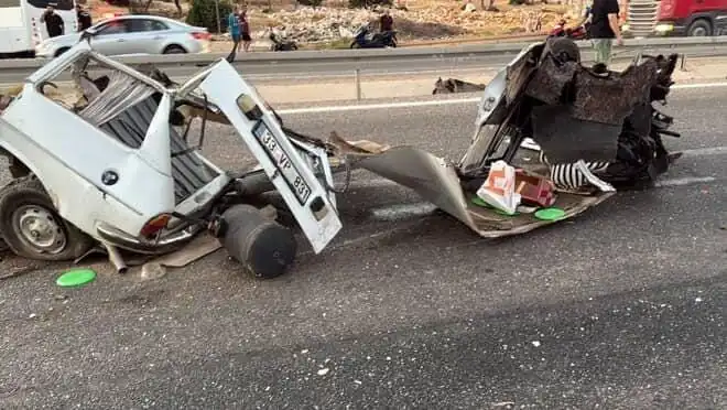 Bariyere Çarpan Araç, Feci Kaza Sonucu Hurda Yığınına Döndü!