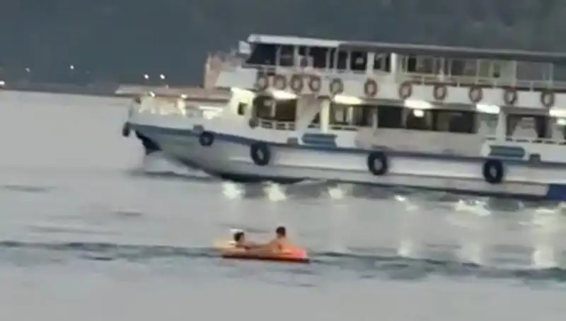 Sarıyer Sahilinde İki Çocuk Deniz Macerasına Atıldı