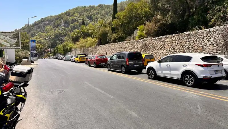 Fethiye-Ölüdeniz Yolu Tatilcilerle Dolu: Uzun Kuyruk İleş Kültürel Anlayış Nasıl Etkileniyor?
