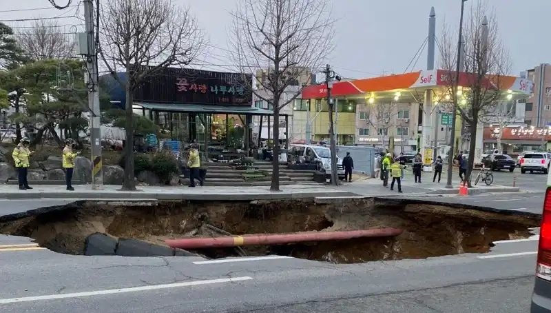 Güney Kore’de Motosikletin Yuttuğu Dev Çukur: Kayıp ve Yaralı Alarmı