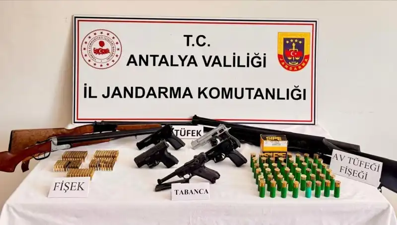 Antalya’da Ruhsatsız Silah Operasyonu: Gazeteciler ve Halk Dikkate Alındı