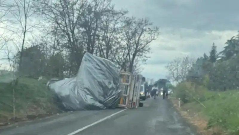 Tekirdağ'da Saman Yüklü TIR Devrildi: Yaralı Var, Olay Yeri Kapanmış!