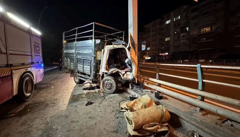 Büyük Kaza: Kamyonet Yön Tabelasına Çarpınca Sürücü Yaralandı