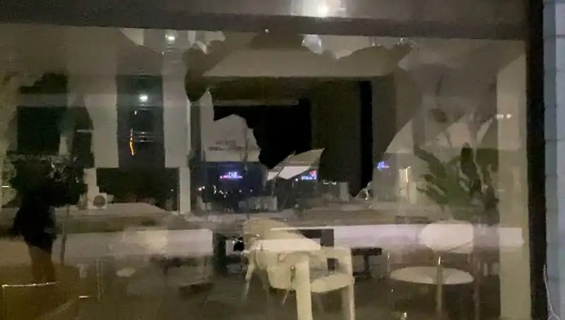 Mobilya Mağazasına Taşlı Saldırı: Güvenlik Önlemleri Yetersiz Mi?