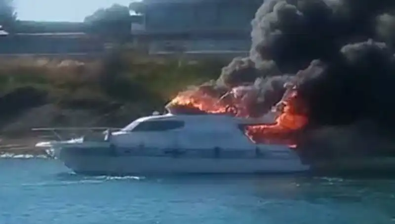 Çeşme Marina'da Motoryat Yangını: Alışılmadık Anlar ve Kurtarma Çabaları