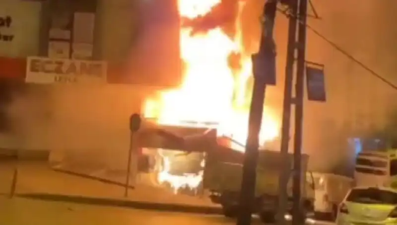 Başakşehir'deki İş Merkezinde Korkutan Yangın: Detaylar ve Son Gelişmeler