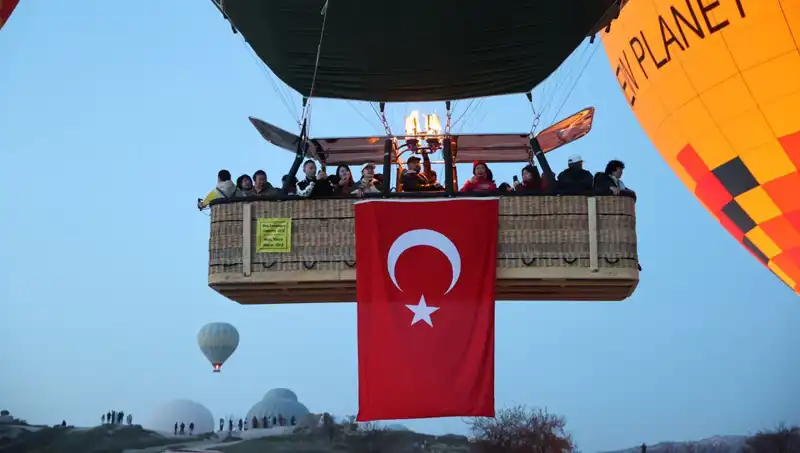 Kapadokya'da Türk Bayraklı Balonlar 23 Nisan’da Gökyüzünü Şenlendirdi