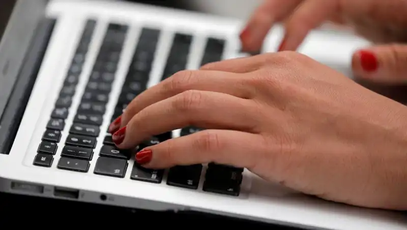Laptop Mikrofonlarınıza Dikkat: Kapalıyken Bile Dinlenme Tehlikesi