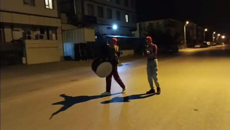 Erzincan Sokaklarında Sahur Geleneği: Davul Zurna ile "Örümcek Adamlar"