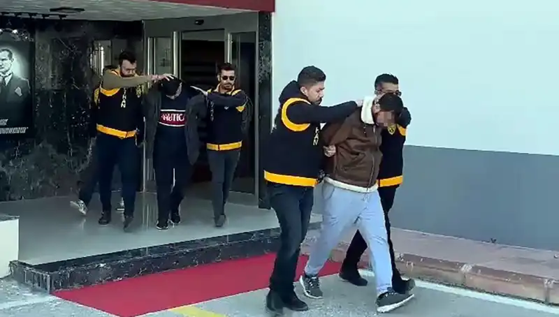 İki Şüpheliden Şok Eylem: Silahla Tehdit Edip 2 Milyon Lira İstedi