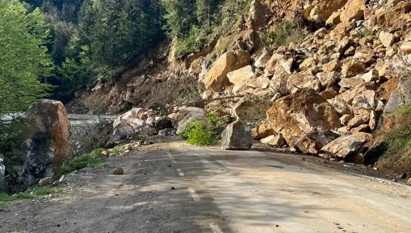 Giresun’da Heyelan: Ana Yol Kapandı, Ulaşım Aksadı!