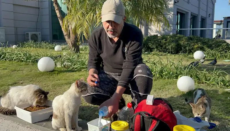 59 Yaşındaki Adamın Günde 8 Kilometre Yürümesi, Merhametiyle Takdir Topladı